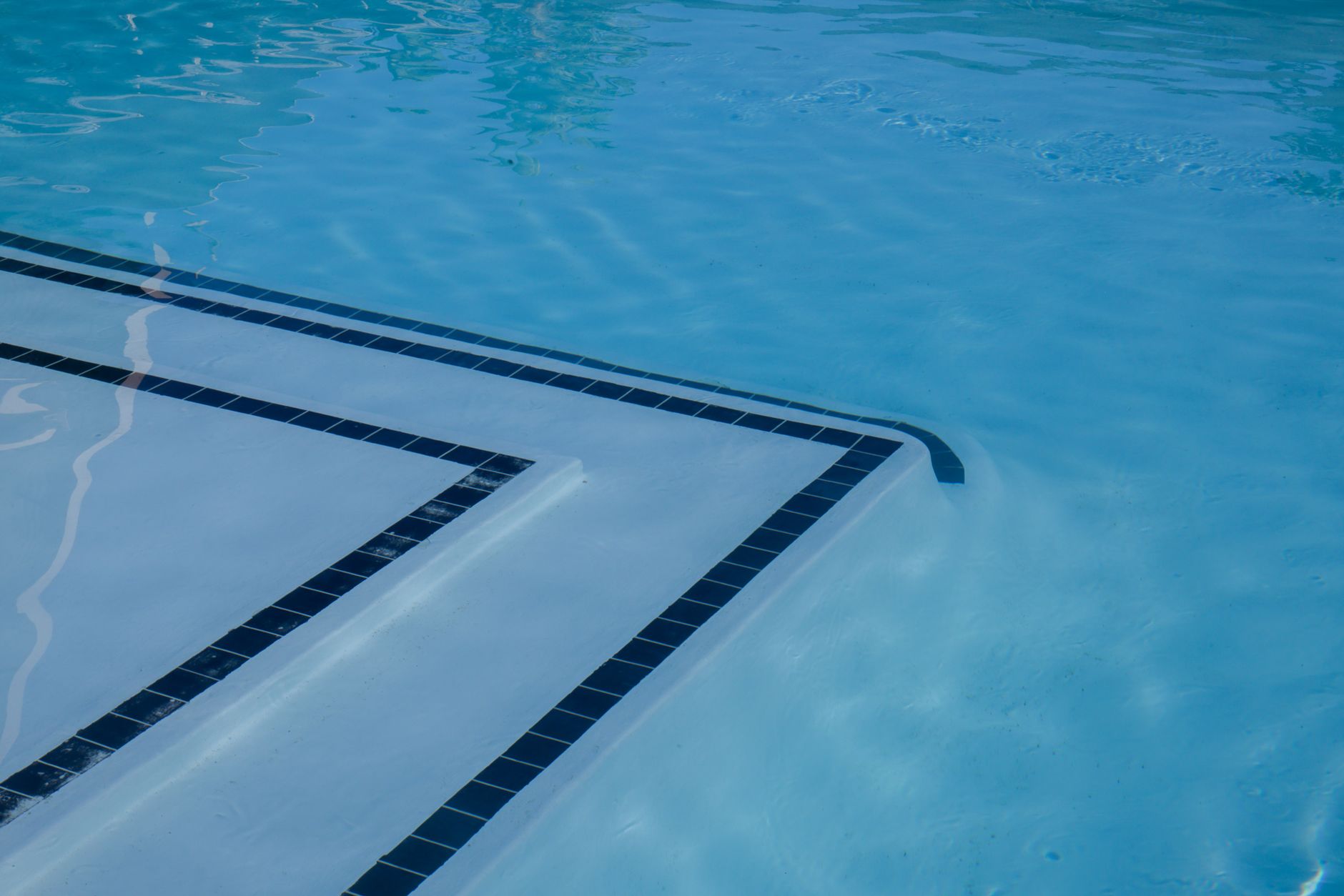 A plastic bucket sitting on a pool step for leak testing in Yuma Arizona
